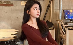 我半夜摸妺妺的奶C了她